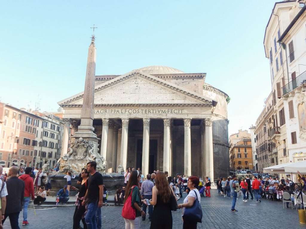 Panteão. O Coliseu, o Fórum Romano e as Colinas Palatinas são definitivamente as ruínas romanas mais famosas de Roma. No entanto, existem muitos outros monumentos romanos que adornam a cidade, e seus arredores, mas aqui neste post destacaremos os principais monumentos romanos de Roma, aqueles que você não deve perder!